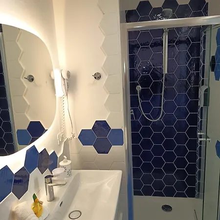 לינה וארוחת בוקר Venus 4*